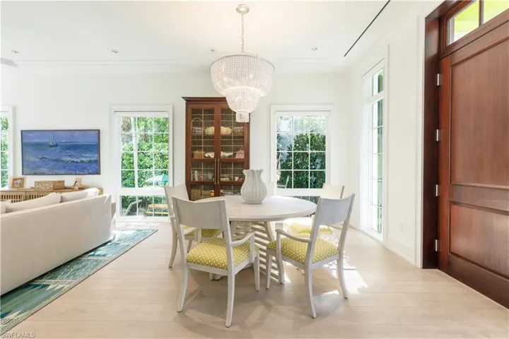 912  9th S AVE, Naples, FL 34102