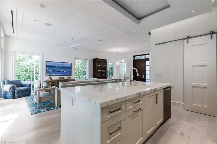 912  9th S AVE, Naples, FL 34102