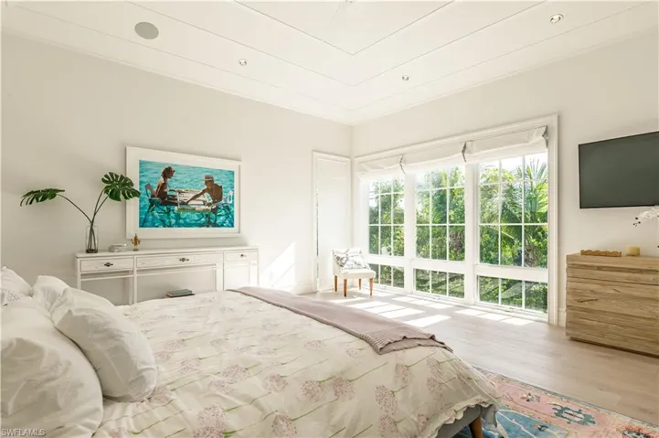912  9th S AVE, Naples, FL 34102