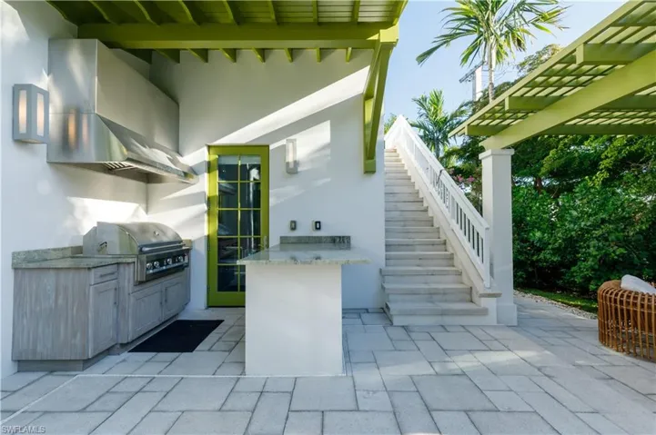 912  9th S AVE, Naples, FL 34102