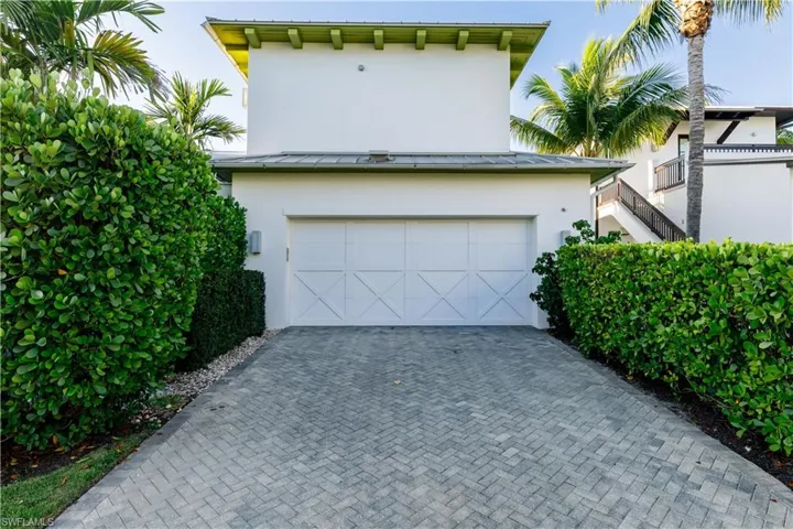 912  9th S AVE, Naples, FL 34102
