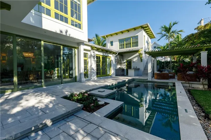 912  9th S AVE, Naples, FL 34102
