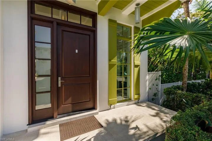 912  9th S AVE, Naples, FL 34102
