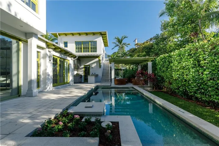 912  9th S AVE, Naples, FL 34102