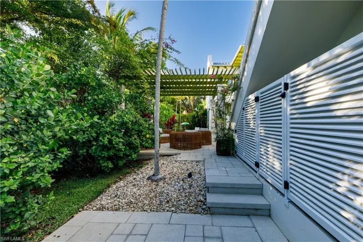 912  9th S AVE, Naples, FL 34102