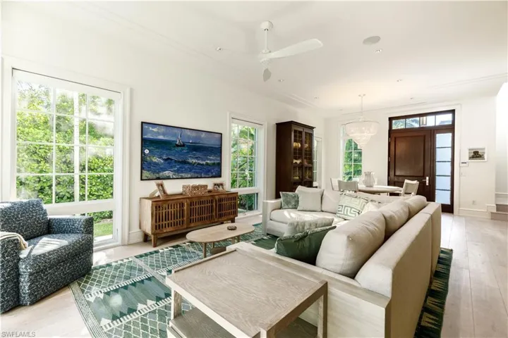 912  9th S AVE, Naples, FL 34102