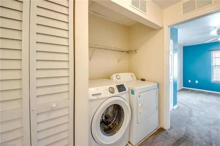Washroom with ceiling fan, carpet floors, and independent washer and dryer