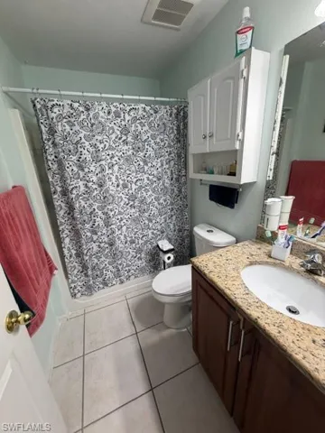 UNIT D BATHROOM