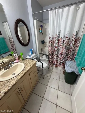 UNIT A BATHROOM