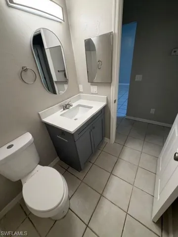 UNIT B BATHROOM