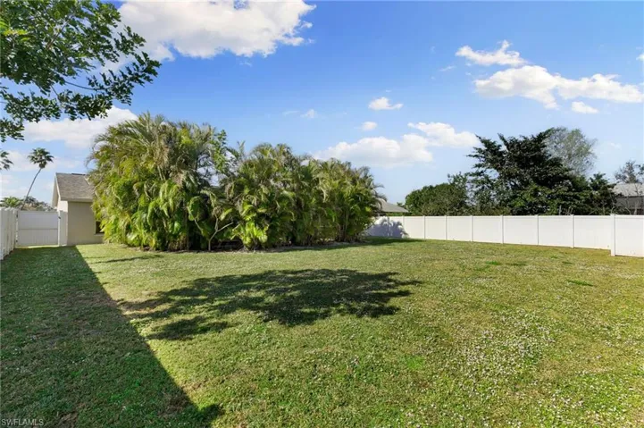 704  Meyer  DR, Naples, FL 34120