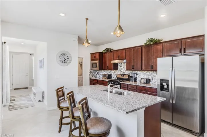 Gas cooktop, SS appliances.