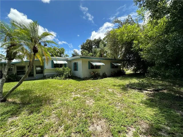 View of front yard