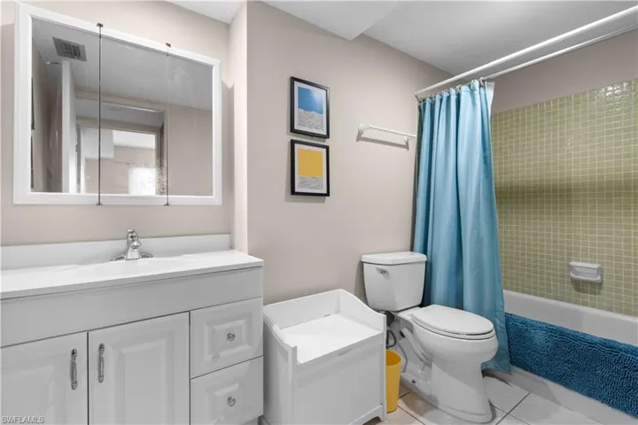 Guest bath with tub/shower combo