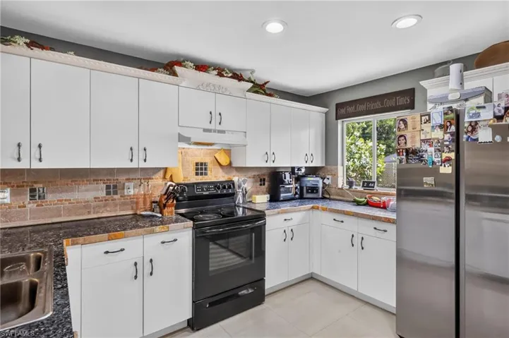 2205 Ne 1st Pl, Cape Coral, Florida 33909