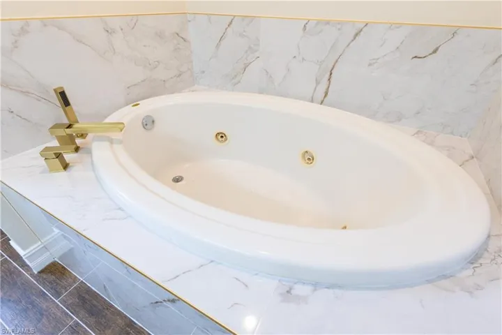 Jacuzzi Tub in 2nd Primary Bathroom