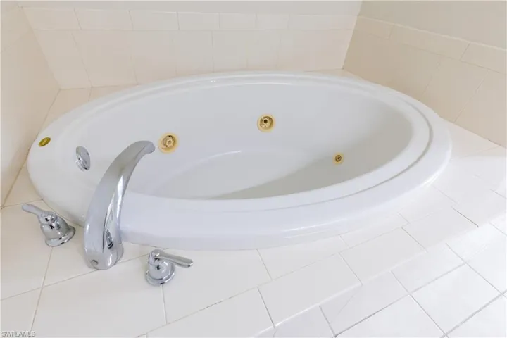 First Floor Primary bedroom jacuzzi tub