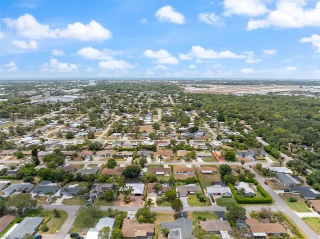 Birds eye view of property featuring a residential view