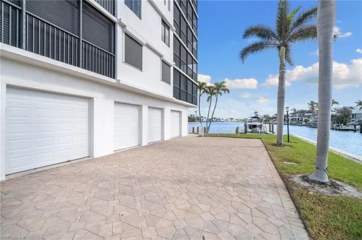 10420  Gulf Shore  DR, Naples, FL 34108