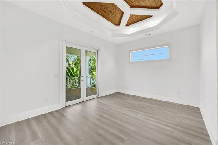 Back guest-suite  with private balcony and large walk-in closet