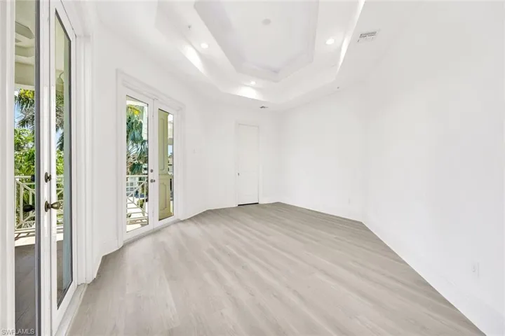 Middle guest- suite with  private balcony, large walk in closet.
