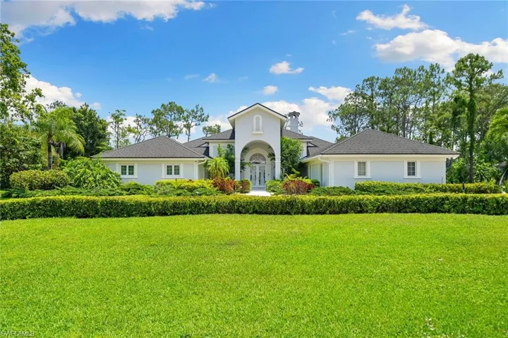 View of front of property featuring a front yard