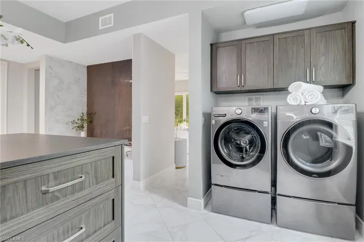 En-suite laundry in primary suite