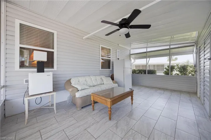 Sunroom / solarium with ceiling fan
