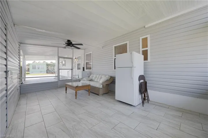 Sunroom / solarium with ceiling fan