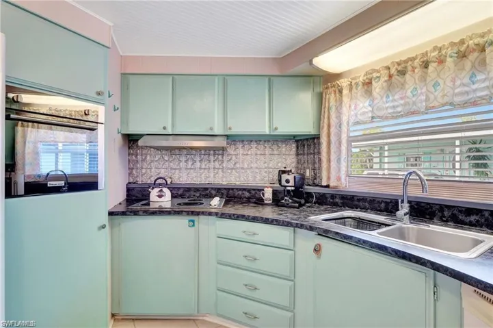 Efficent layout, drop in stove & flush mount oven