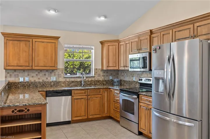 10679- Tons of cabinets