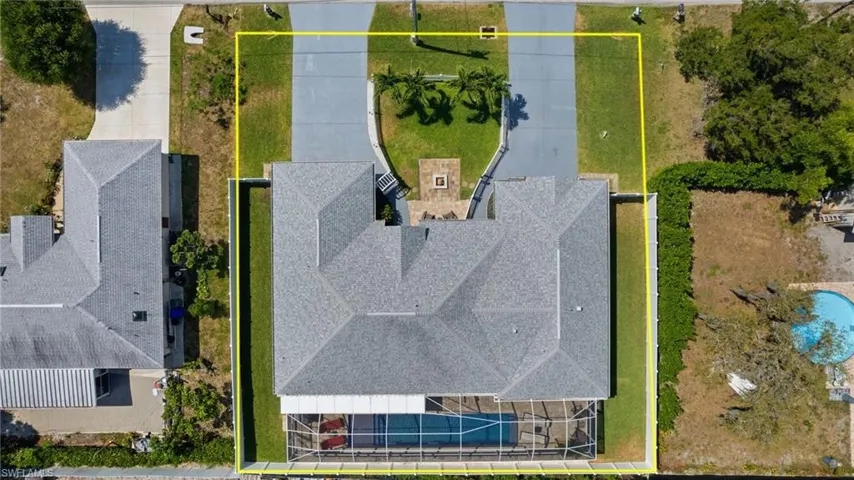 100x100 lot with room for the doggies on each side.