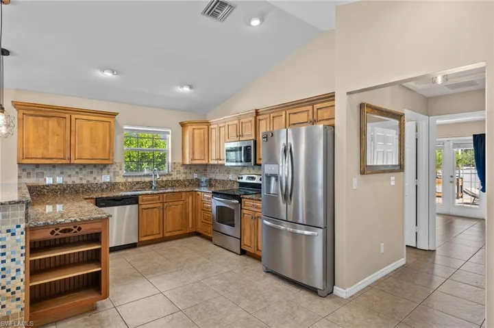 10679- Extra large kitchen with stainless appliances and granite counters