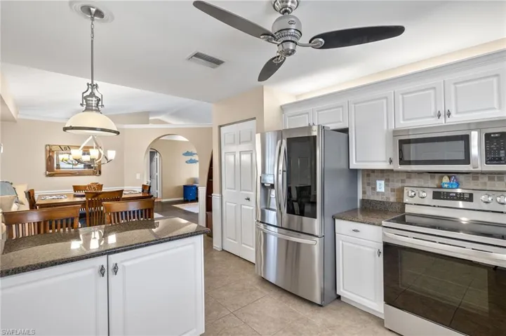 10681- Lots of storage in the pantry and cabinets
