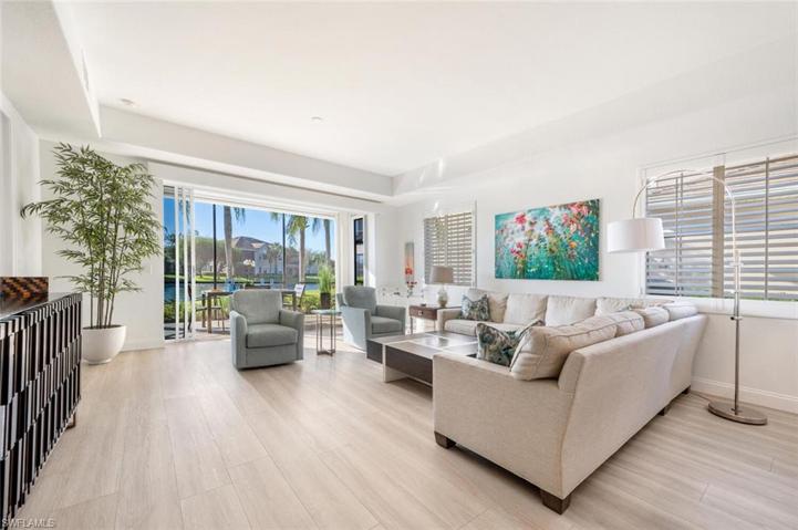 Spacious Great Room w/sliders to the Lanai