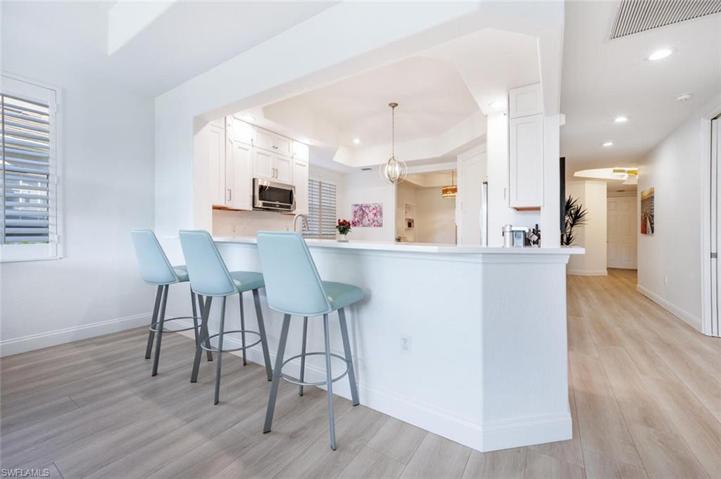 Large Breakfast Bar w/plenty of seating space