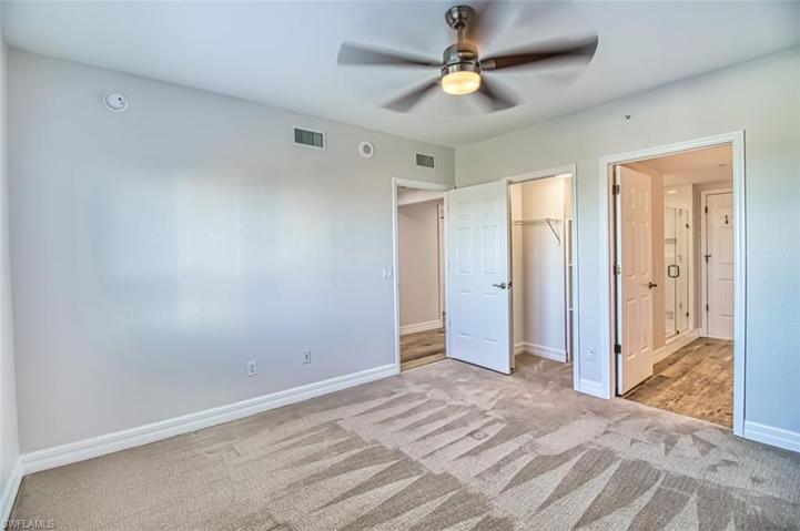 Guest room with walk-in closet and en-suite bath
