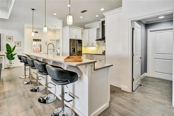 Breakfast bar seating for 5