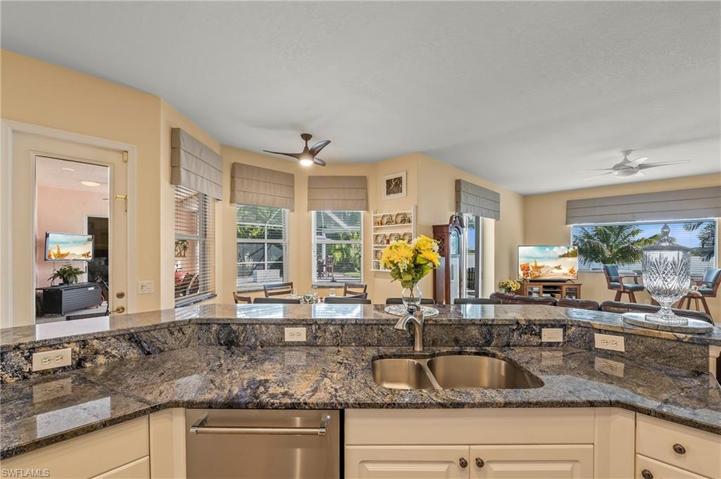 Kitchen Island/Breakfast Bar