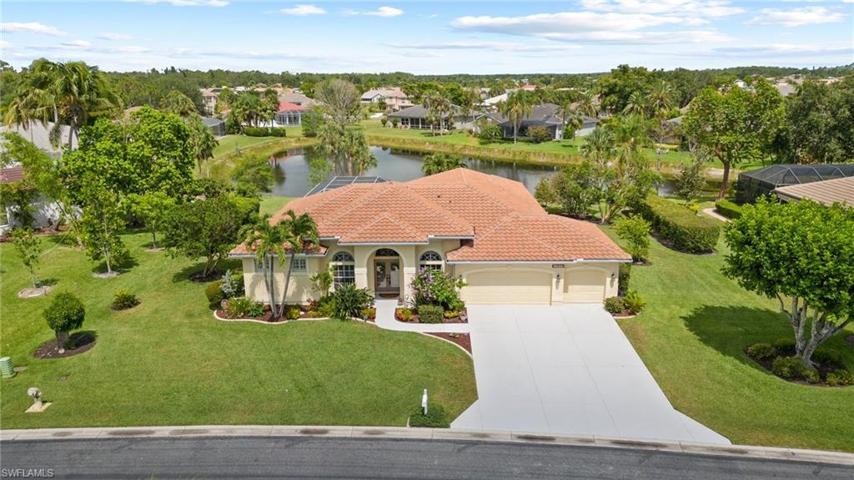 Huge lot, on the Lake w 3 Car Garage
