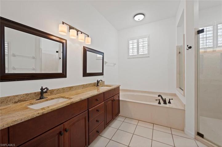 Primary Bath w Soaking Tub