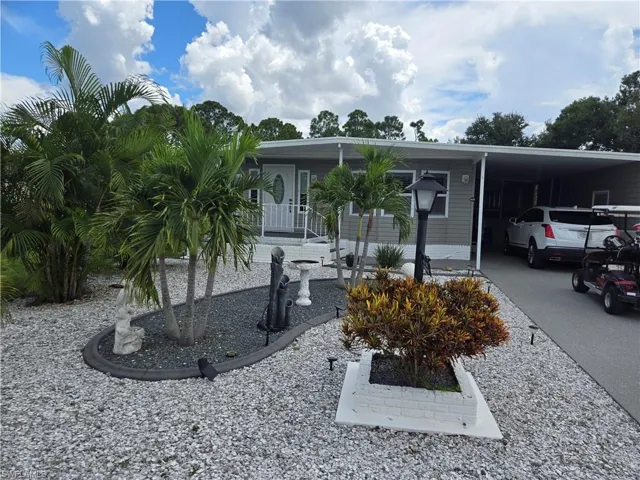 Manufactured / mobile home featuring a carport