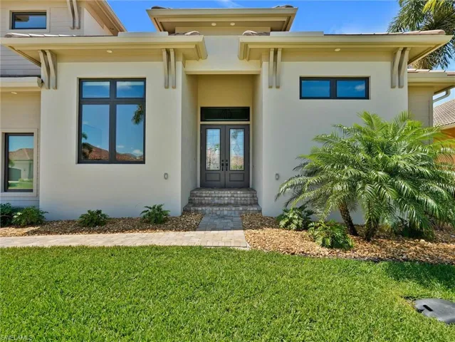 Your gracious Entry feature decorative corbels to accentuate the roof line