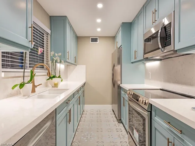2500  Gulf Shore N BLVD, Naples, FL 34103