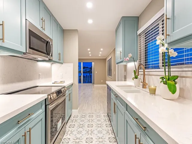 2500  Gulf Shore N BLVD, Naples, FL 34103