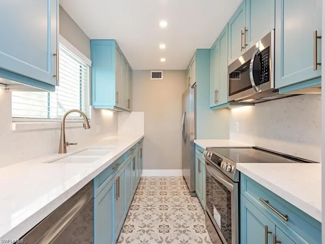 2500  Gulf Shore N BLVD, Naples, FL 34103