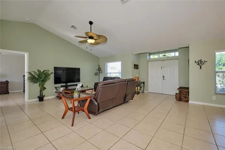 Spacious Greatroom w/vaulted ceilings