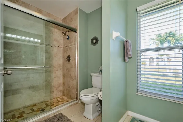 Master bathroom w/Fully Tiled Shower