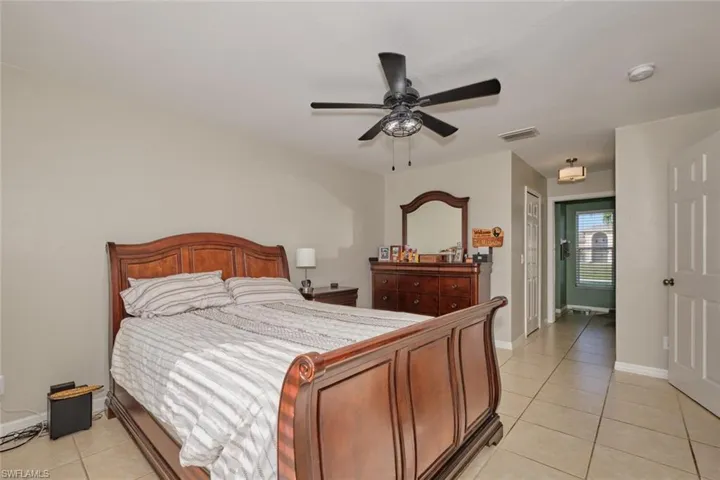 Lg Master w/walk-in closets