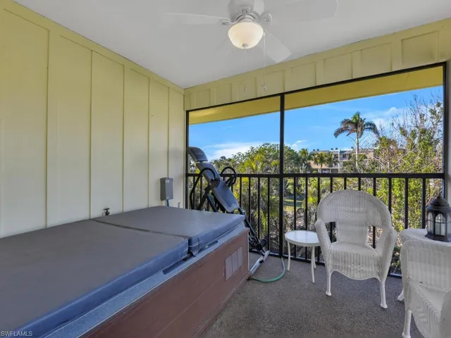 21600 Sunroom with ceiling fan